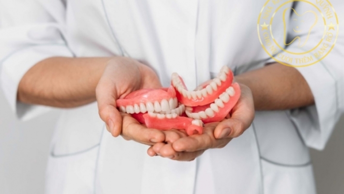 Có nên làm hàm tháo lắp khi mất nhiều răng? Lời khuyên từ bác sĩ chuyên khoa